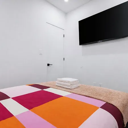2 Bedroom Modern Unit In Central Manhattan-2